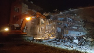 Gece çöken ağır hasarlı bina kontrollü olarak tamamen yıkıldı