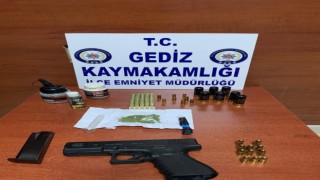 Gedizde polisin şüphelendiği şahsın üzerinden uyuşturucu ve silah çıktı