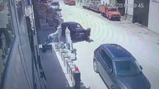 Geri manevra yapan otomobilin altında kalmaktan son anda kurtuldu