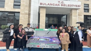 Giresunda öğrencilerin yıl sonu sergisinde sergilenen elektrikli araç ilgi gördü
