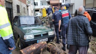 Giresunun Duroğlu Beldesinde sel ve su baskını yaşandı. Birçok ev ve iş yeri su altında kaldı, mahsur kalanlar ekiplerce tahliye edildi.