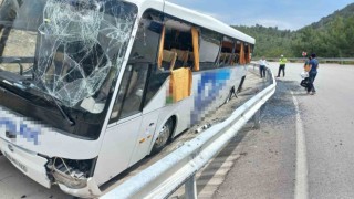 Göcekte kontrolden çıkan otobüs refüjdeki kanala düştü