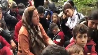 Göçmenler Yunanistanda nehirdeki adacıkta mahsur kaldı