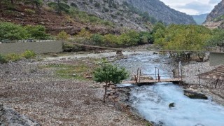 Göksu Şelalesine yaya ulaşımını sağlayan sallanan köprü yenileniyor