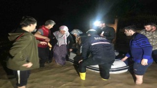 Göle dönen sokaklardan botlarla böyle kurtarıldılar