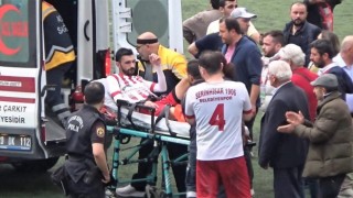 Golü önlemek isteyen kaleci, rakip forvetin ayağını kırdı
