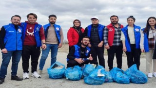 Gönüllü gençler çevre temizliği yaptı