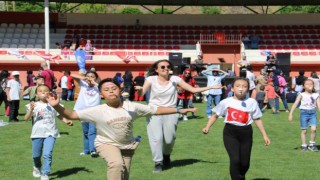 Gümüşhanede karnesini alan çocuklar Yenişehir Stadyumunda doyasıya eğlendi