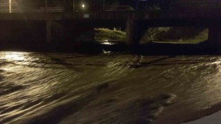 Gürün-Sivas yolunda sel nedeniyle ulaşım aksadı