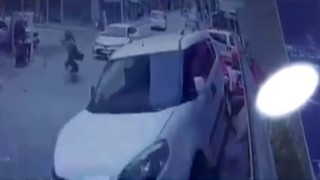 Hafif ticari araç geri kaçtı, 2 kişiyi altına aldı