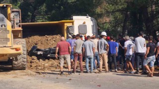 Hafriyat yüklü kamyon minibüsün üzerine devrildi: 1 ölü, 2 yaralı