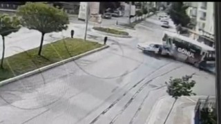Halk otobüsüyle otomobilin çarpışma anı kamerada