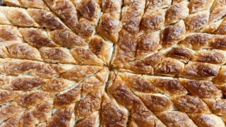 Hamarat kadınlar kolları sıvadı, çıtır baklavalar bayrama hazırlandı