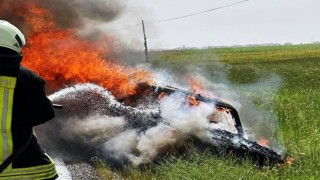 Hareket halindeki otomobil alev alev yandı