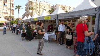 Hatayda iş yerleri yıkılan esnaf, Mersinde açılan stantlarla ayakta kalıyor