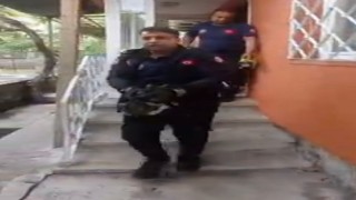 Havalandırma boşluğuna düşen yavru kediyi itfaiye kurtardı
