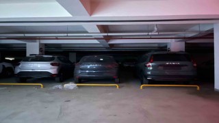 Havalimanında stoklandığı iddia edilen otomobillerin rent a car araçları olduğu öne sürüldü