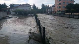 Havzada dere taştı, ilçede sel anonsları yapılamaya başlandı