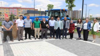 Hayırsever iş insanları SBTÜye traktör bağışladı
