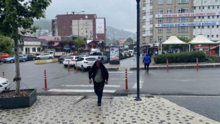 Hazırlıksız yakalandılar, yağmurdan korunmaya çalıştılar