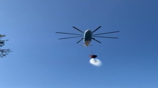 Helikopterin soğutma çalışmasını çeken muhabirler tonlarca suyun altında kalıyordu