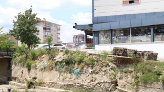 Her gün onlarca çocuğun kullandığı yol tehlike saçıyor