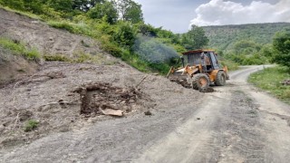 Heyelan sebebiyle zarar gören köy yolları açıldı