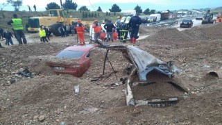 Heyelanın yuttuğu iki araçta 1 kişi öldü, 1 kişi yaralandı
