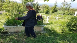 Hisarcıkın Karbasan köyünde gönüllülerden mezarlık temizliği