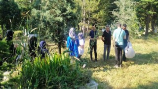 Hisarcıkta arife günü vatandaşlar ilçe mezarlığına akın etti