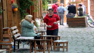 Hüma Hatun Sokağının tamamın kadınlardan oluşan esnafı, ahilik kültürünü yaşatmaya çalışıyor