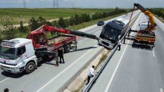 İçerisinde 25 yolcusu bulunan otobüs orta refüje girip bariyerlere çarptı