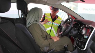 Iğdırda Jandarma Mobil Eğitim Tırı ve Emniyet Kemeri Simülasyon Aracı ile Uygulamalı Trafik Eğitimi