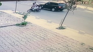İki kardeşin yaralandığı kaza kameraya yansıdı