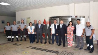 İl Sağlık Müdürü Şenkul, bayramı görev başında geçiren personeli ile bayramlaştı