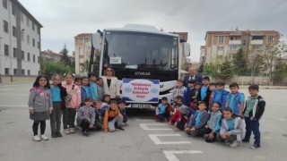 İlkokul öğrencileri köy okullarına kitap bağışladı