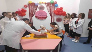 İngilterede operasyonla ayrılan siyam ikizleri 5inci yaş günlerini kutladı
