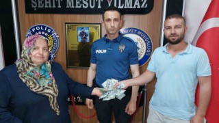 İnsanlık ölmemiş: Çöpte bulduğu 3 bin 200 doları sahibine teslim etti