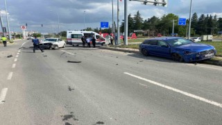 İpsalada 2 otomobilin çarpıştığı kazada 2 kişi yaralandı