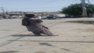 İranda öfkeli kalabalık polis aracını ateşe verdi: 2 yaralı