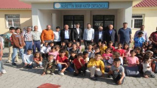 İş adamından köyündeki 350 öğrenciye karne ve bayram hediyesi