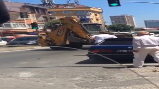 İş makinası operatörü trafikte otomobile kepçe ile vurmaya çalıştı
