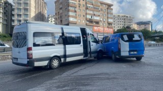 İşçi servisi ile kargo midibüsü çarpıştı: 4 yaralı