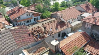 Isparta Belediyesi tarafından evinin çatısı yenilenen kadın: Belediyemiz kimsesizlerin kimsesi