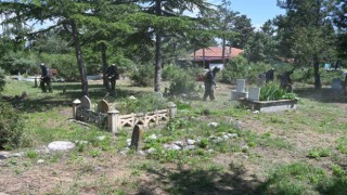 Isparta Belediyesi tarafından Mezarlık alanları temizlenerek, otlar biçiliyor