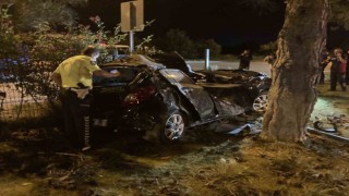 Ispartada kontrolden çıkan araç ağaca çarptı: 1i ağır 2 yaralı