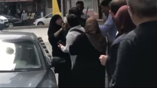 İstanbulda bıçaklı çöp atma kavgası kamerada: Kadın dükkanın camını kırdı