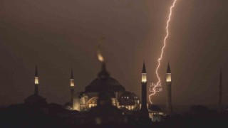 İstanbulda eşsiz şimşek görüntüleri kameraya yansıdı
