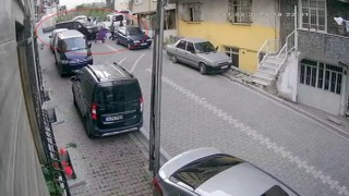İstanbulda sokağa girmeye çalışan araç 1i çocuk 3 kişiyi altına alarak ezdi: O anlar kamerada