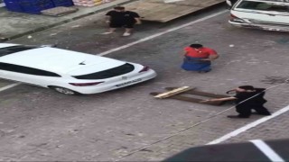 İstanbulda “yok artık” dedirten olay: Transpaletle aracı taşıdılar